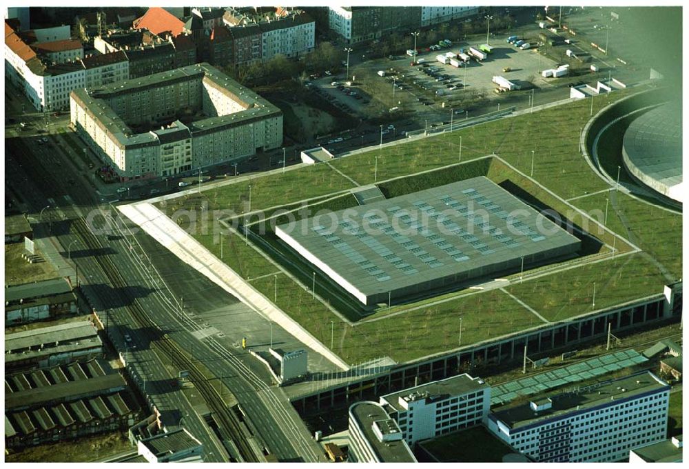 Aerial image Berlin Prenzlauer-Berg - Fertigstellung der letzten Ecke der Außenanlagen am Gelände des Velodroms an der Landsberger Allee in Berlin-Prenzlauer Berg durch die OSB Sportstättenbauten GmbH