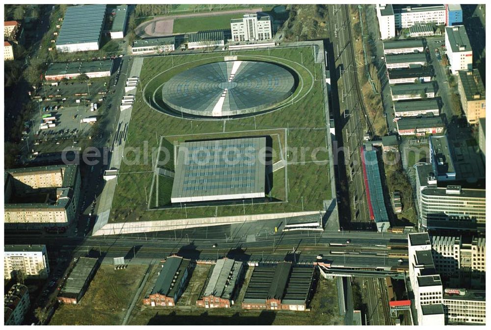 Aerial photograph Berlin Prenzlauer-Berg - Fertigstellung der letzten Ecke der Außenanlagen am Gelände des Velodroms an der Landsberger Allee in Berlin-Prenzlauer Berg durch die OSB Sportstättenbauten GmbH