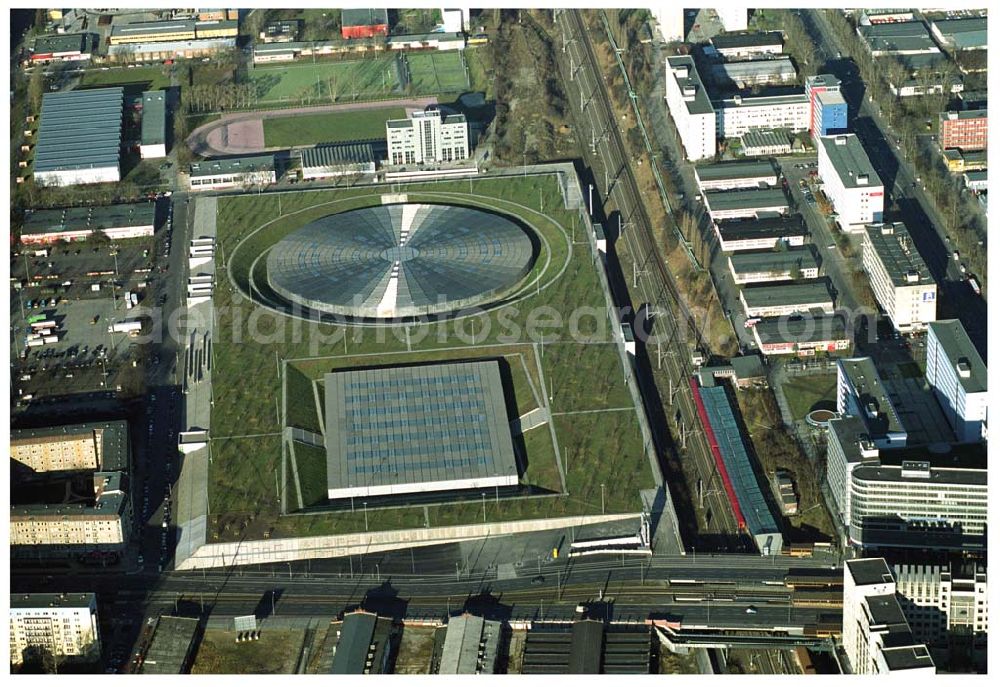 Berlin Prenzlauer-Berg from above - Fertigstellung der letzten Ecke der Außenanlagen am Gelände des Velodroms an der Landsberger Allee in Berlin-Prenzlauer Berg durch die OSB Sportstättenbauten GmbH