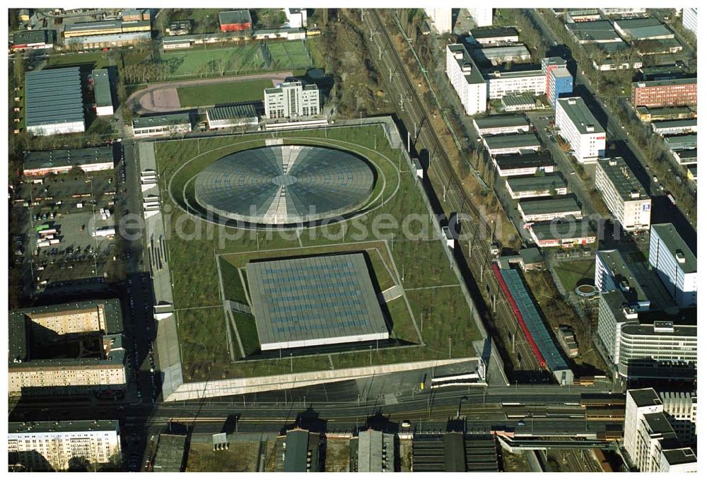 Berlin Prenzlauer-Berg from the bird's eye view: Fertigstellung der letzten Ecke der Außenanlagen am Gelände des Velodroms an der Landsberger Allee in Berlin-Prenzlauer Berg durch die OSB Sportstättenbauten GmbH