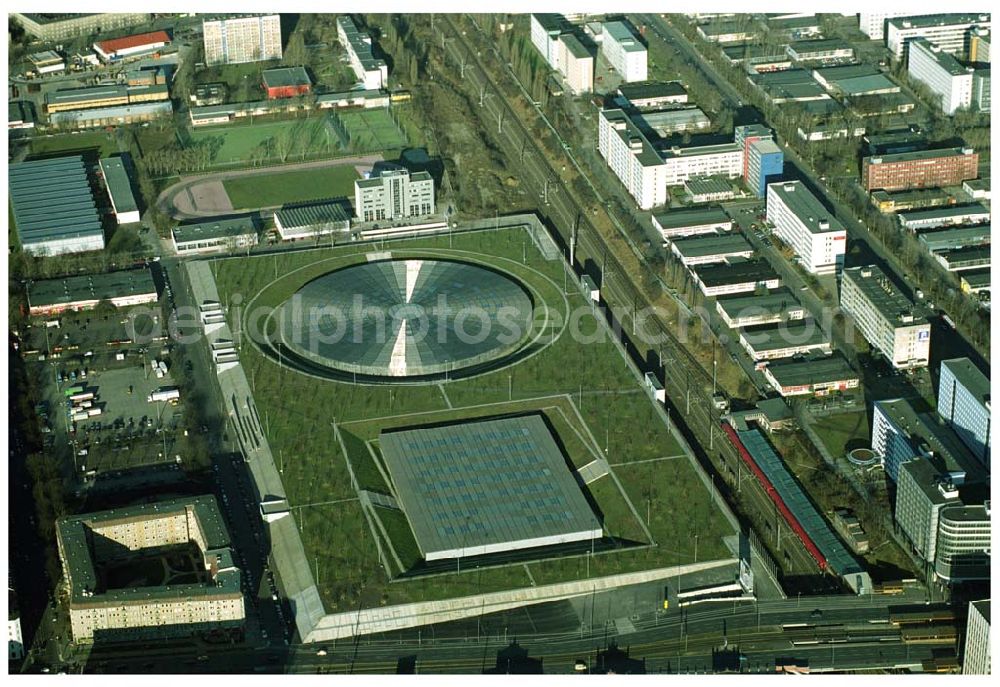 Aerial image Berlin Prenzlauer-Berg - Fertigstellung der letzten Ecke der Außenanlagen am Gelände des Velodroms an der Landsberger Allee in Berlin-Prenzlauer Berg durch die OSB Sportstättenbauten GmbH