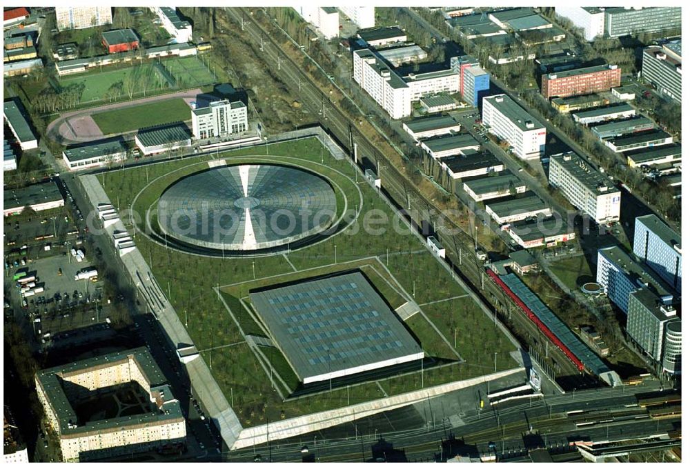 Aerial photograph Berlin Prenzlauer-Berg - Fertigstellung der letzten Ecke der Außenanlagen am Gelände des Velodroms an der Landsberger Allee in Berlin-Prenzlauer Berg durch die OSB Sportstättenbauten GmbH