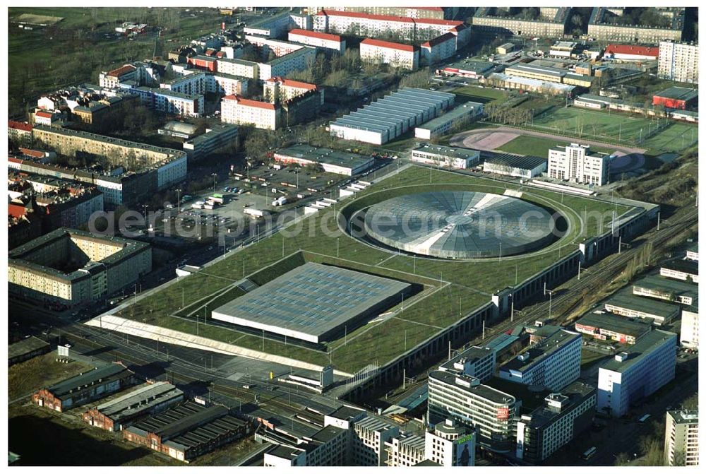 Berlin Prenzlauer-Berg from the bird's eye view: Fertigstellung der letzten Ecke der Außenanlagen am Gelände des Velodroms an der Landsberger Allee in Berlin-Prenzlauer Berg durch die OSB Sportstättenbauten GmbH