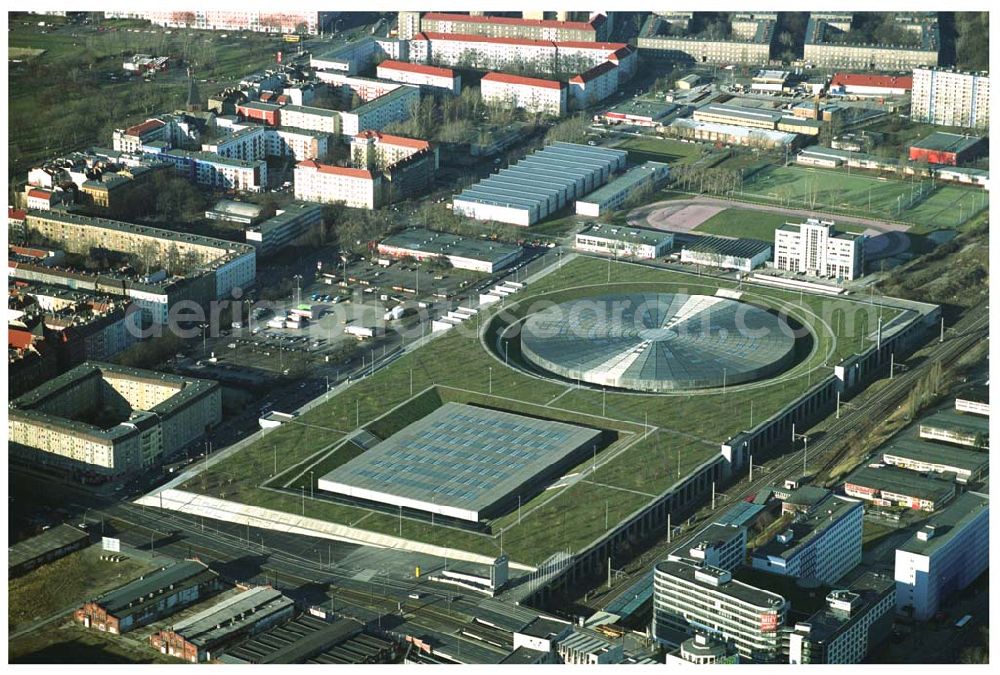 Aerial image Berlin Prenzlauer-Berg - Fertigstellung der letzten Ecke der Außenanlagen am Gelände des Velodroms an der Landsberger Allee in Berlin-Prenzlauer Berg durch die OSB Sportstättenbauten GmbH