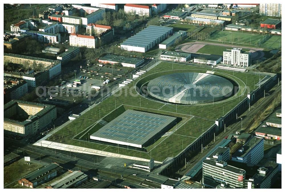 Aerial photograph Berlin Prenzlauer-Berg - Fertigstellung der letzten Ecke der Außenanlagen am Gelände des Velodroms an der Landsberger Allee in Berlin-Prenzlauer Berg durch die OSB Sportstättenbauten GmbH