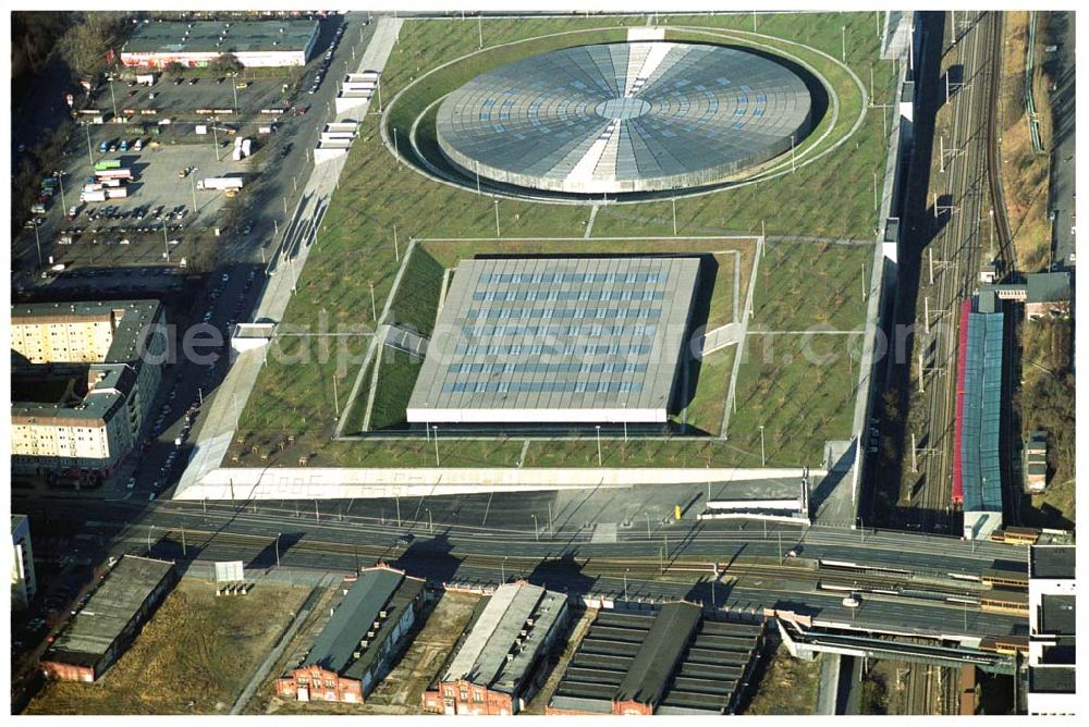 Berlin Prenzlauer-Berg from above - Fertigstellung der letzten Ecke der Außenanlagen am Gelände des Velodroms an der Landsberger Allee in Berlin-Prenzlauer Berg durch die OSB Sportstättenbauten GmbH