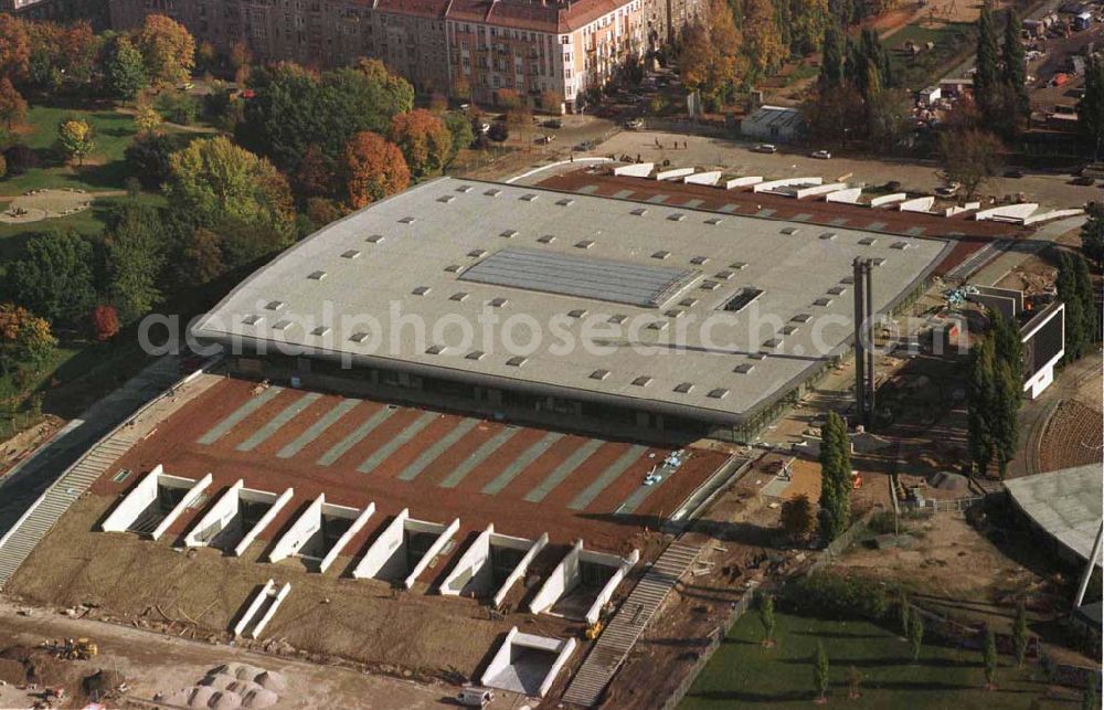 Aerial image Berlin - Prenzlauer-Berg - Fertigstellung der Max-Schmeling-Halle am Jahnsportpark durch OSB-Sportstättenbau GmbH Veröffentlichung nur bei Urhebernennung euroluftbild.de / Robert Grahn und Belegzusendung gestattet !