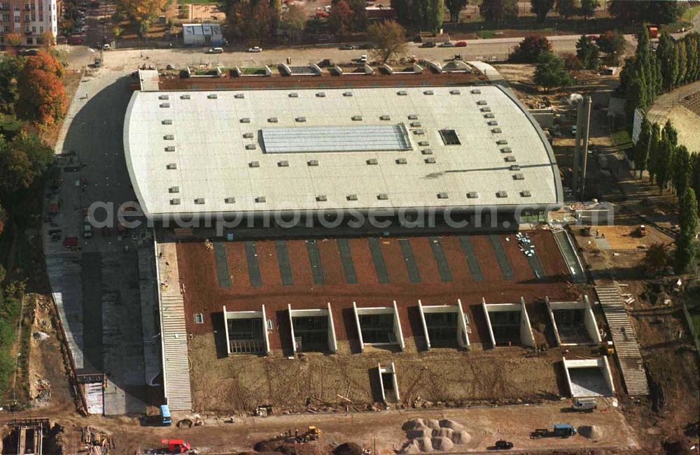 Aerial image Berlin - Prenzlauer-Berg - Fertigstellung der Max-Schmeling-Halle am Jahnsportpark durch OSB-Sportstättenbau GmbH Veröffentlichung nur bei Urhebernennung euroluftbild.de / Robert Grahn und Belegzusendung gestattet !