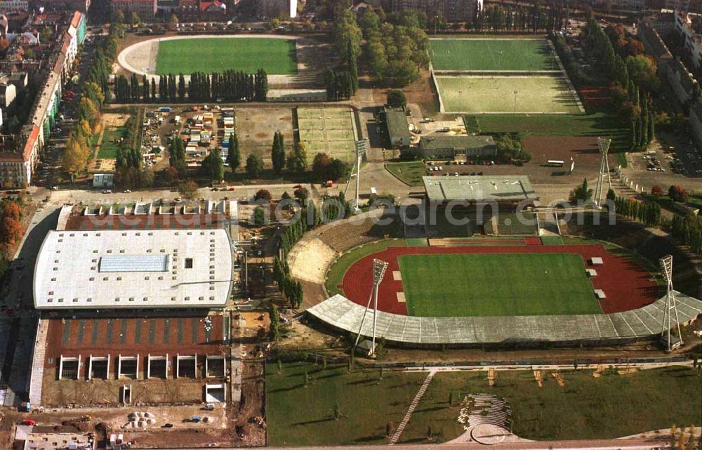 Berlin - Prenzlauer-Berg from above - Fertigstellung der Max-Schmeling-Halle am Jahnsportpark durch OSB-Sportstättenbau GmbH Veröffentlichung nur bei Urhebernennung euroluftbild.de / Robert Grahn und Belegzusendung gestattet !