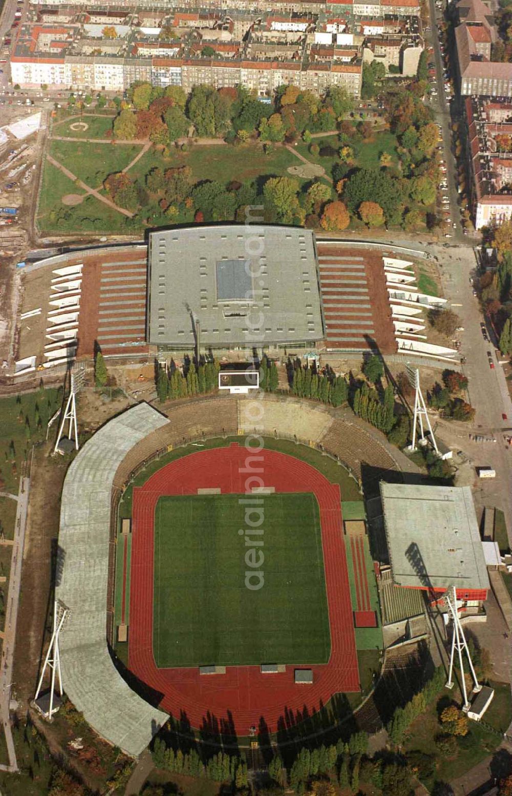 Aerial image Berlin - Prenzlauer-Berg - Fertigstellung der Max-Schmeling-Halle am Jahnsportpark durch OSB-Sportstättenbau GmbH Veröffentlichung nur bei Urhebernennung euroluftbild.de / Robert Grahn und Belegzusendung gestattet !