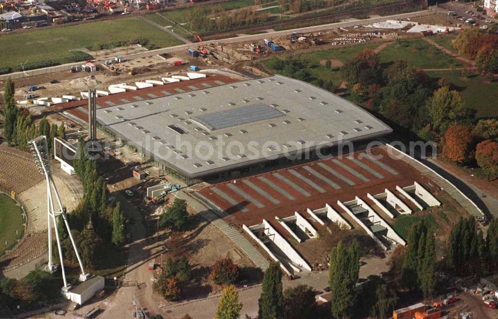 Aerial photograph Berlin - Prenzlauer-Berg - Fertigstellung der Max-Schmeling-Halle am Jahnsportpark durch OSB-Sportstättenbau GmbH Veröffentlichung nur bei Urhebernennung euroluftbild.de / Robert Grahn und Belegzusendung gestattet !