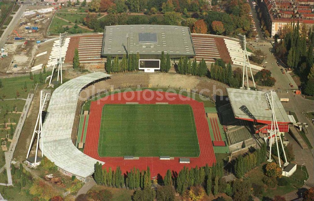 Berlin - Prenzlauer-Berg from the bird's eye view: Fertigstellung der Max-Schmeling-Halle am Jahnsportpark durch OSB-Sportstättenbau GmbH Veröffentlichung nur bei Urhebernennung euroluftbild.de / Robert Grahn und Belegzusendung gestattet !