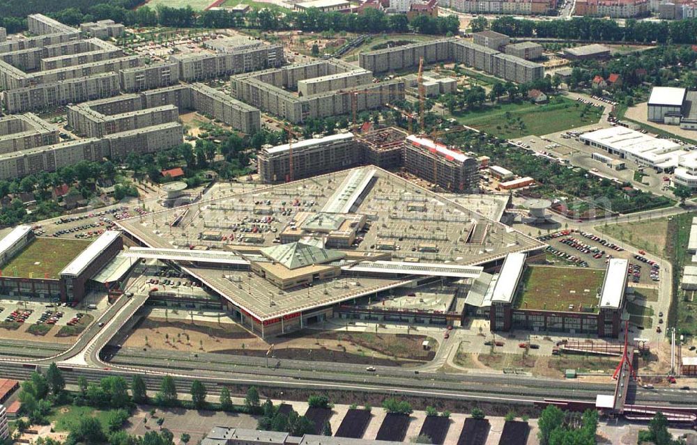 Potsdam-Drewitz from the bird's eye view: Fertigstellung des neueröffneten Einkaufszentrums in Potsdam Drewitz.