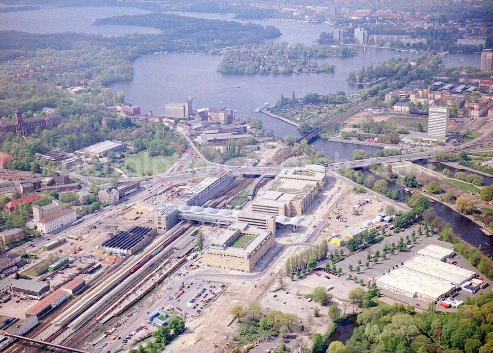 Potsdam - BRA from the bird's eye view: Fertigstellung des Potsdam-Centers in Potsdam.