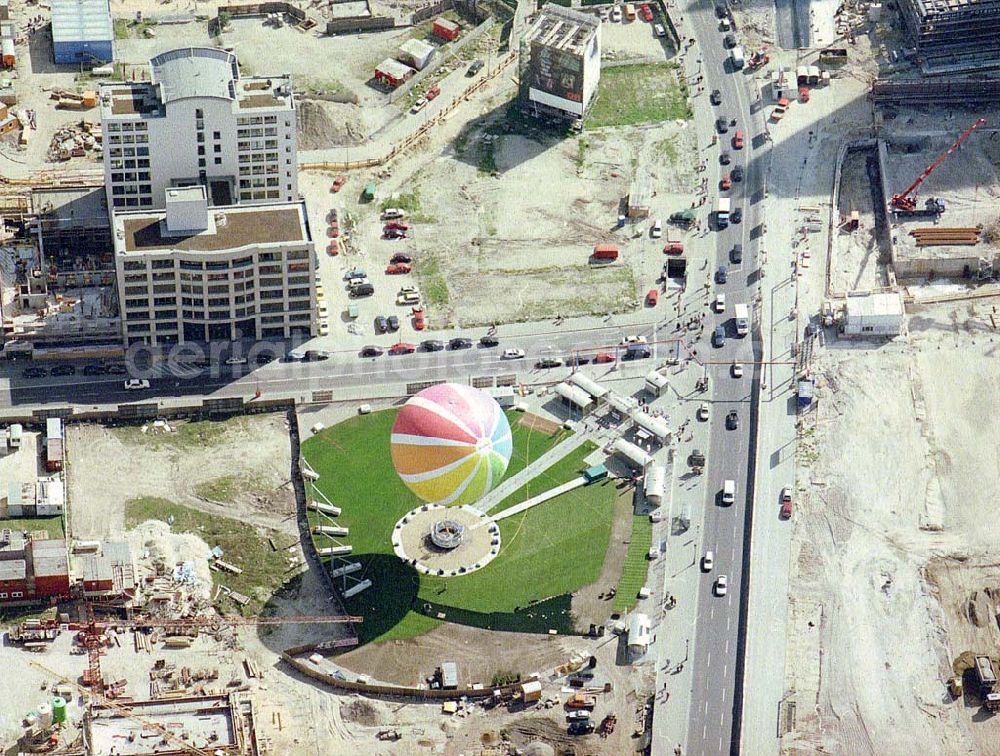 Berlin from above - Fesselballon auf der Baustelle am Leipziger Platz in Berlin - Mitte.