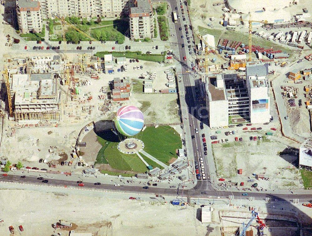 Berlin from the bird's eye view: Fesselballon auf der Baustelle am Leipziger Platz in Berlin - Mitte.