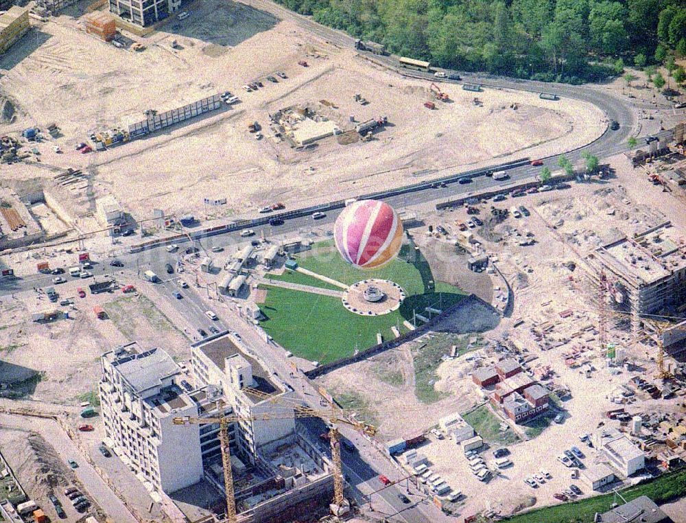 Aerial image Berlin - Fesselballon auf der Baustelle am Leipziger Platz in Berlin - Mitte.