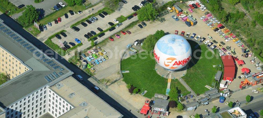 Aerial image Berlin Mitte - View of the Aktion Mensch, one of the largest captive helium balloons in the world with World-advertising. Air Service Berlin, the company operates the popular tourist attraction with a panoramic view of the City. With the rental station Trabant Berlin in the picture - the Trabant - car vehicle rental of the well-known GDR cult car