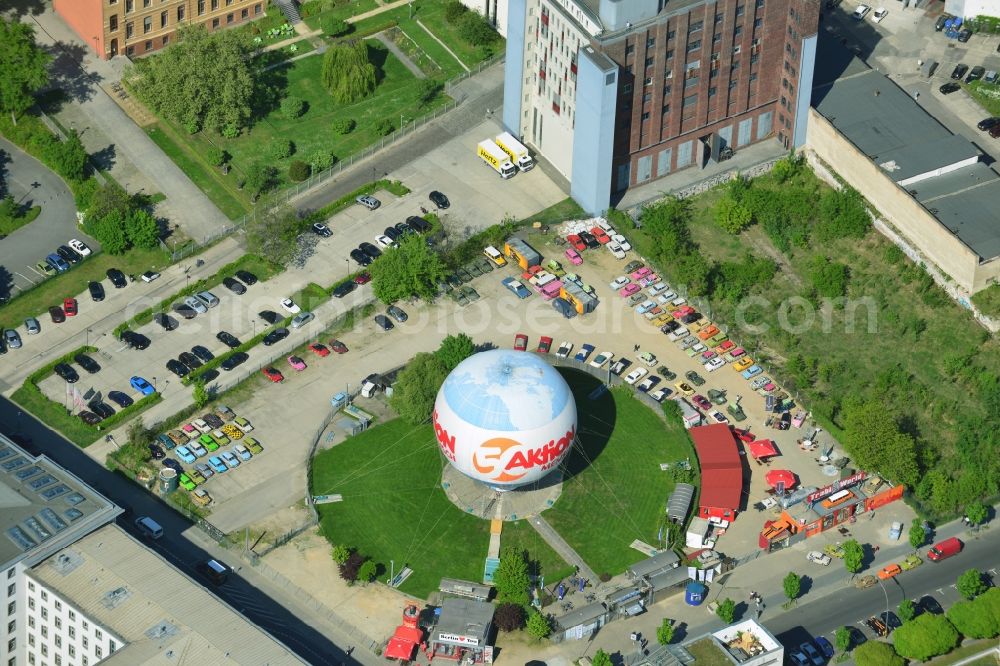 Aerial photograph Berlin Mitte - View of the Aktion Mensch, one of the largest captive helium balloons in the world with World-advertising. Air Service Berlin, the company operates the popular tourist attraction with a panoramic view of the City. With the rental station Trabant Berlin in the picture - the Trabant - car vehicle rental of the well-known GDR cult car