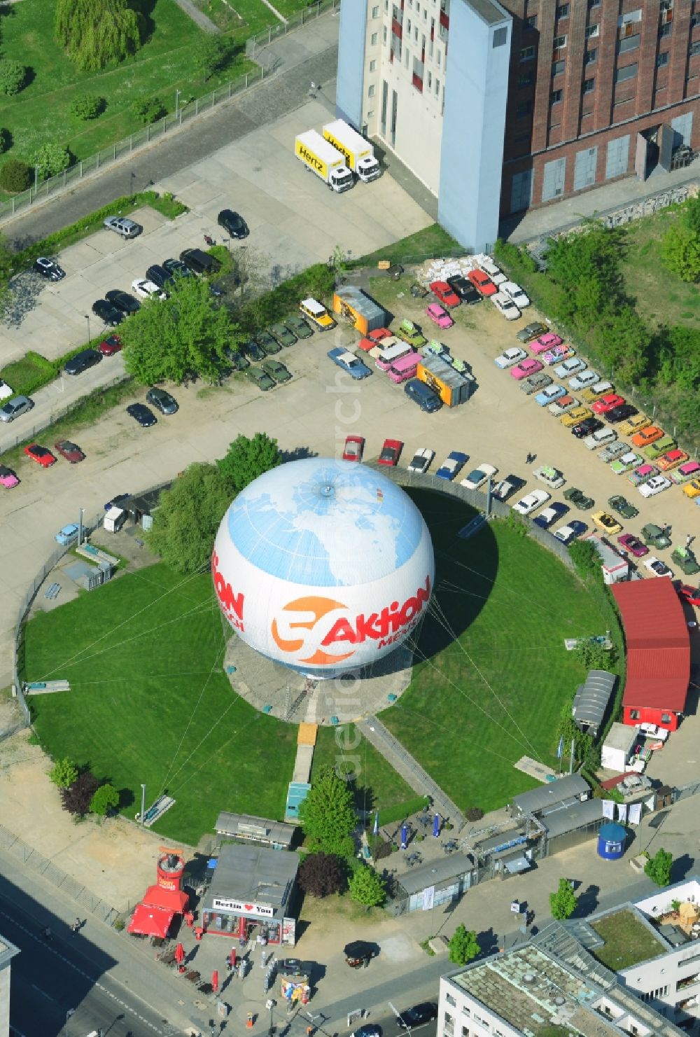 Berlin Mitte from above - View of the Aktion Mensch, one of the largest captive helium balloons in the world with World-advertising. Air Service Berlin, the company operates the popular tourist attraction with a panoramic view of the City. With the rental station Trabant Berlin in the picture - the Trabant - car vehicle rental of the well-known GDR cult car