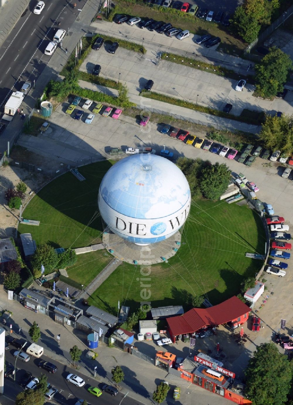 Aerial photograph Berlin Mitte - View of the DIE WELT, one of the largest captive helium balloons in the world with World-advertising. Air Service Berlin, the company operates the popular tourist attraction with a panoramic view of the City. With the rental station Trabant Berlin in the picture - the Trabant - car vehicle rental of the well-known GDR cult car