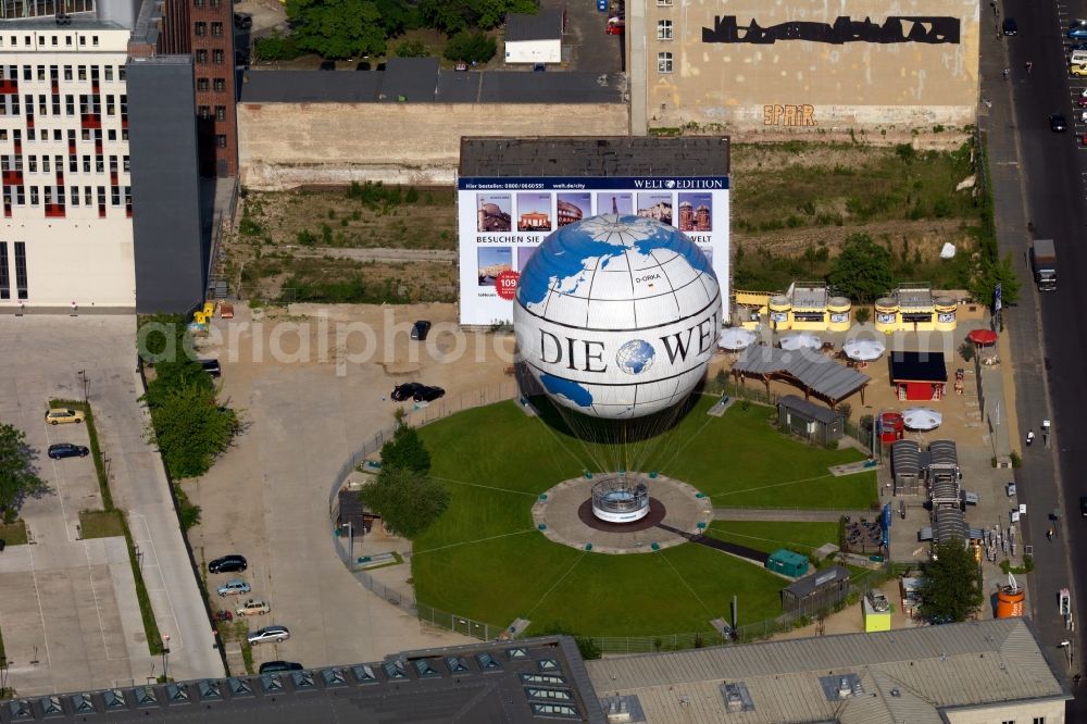 Aerial photograph Berlin - View of the DIE WELT, one of the largest captive helium balloons in the world with World-advertising. Air Service Berlin, the company operates the popular tourist attraction with a panoramic view of the City