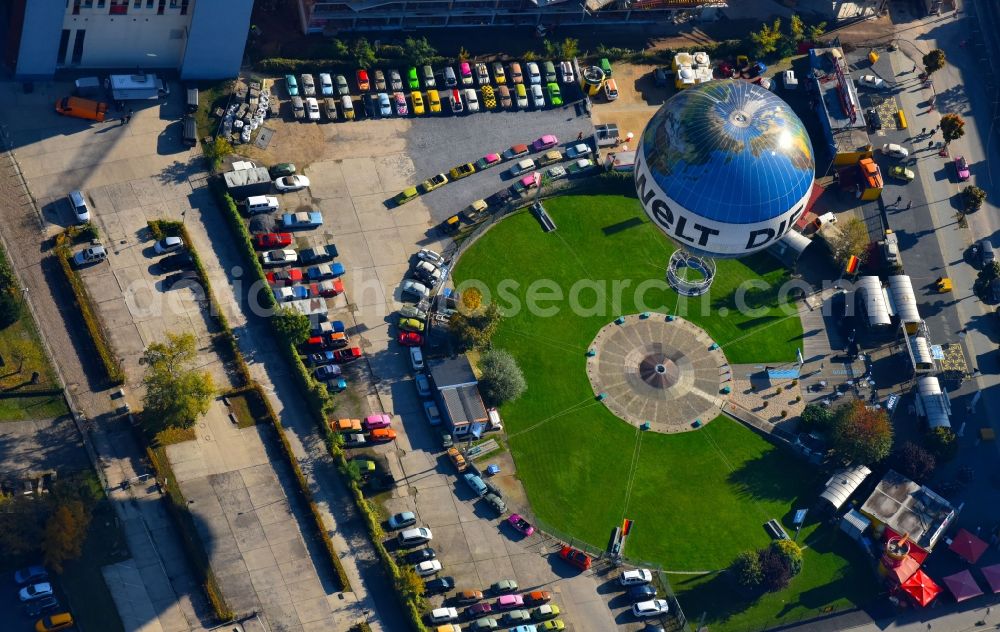 Aerial photograph Berlin - DIE WELT Advertising captive balloon in Wilhelmstrasse in Berlin. The enterprise air service Berlin pursues in Wilhelmstrasse corner Zimmerstrasse the popular tourist attraction with the panorama about the city. On the ground the parking bay the Trabi-satellite World, operator the East Car Tours GmbH & Co. KG, to a city tour is a Trabi safari by Berlin with the popular satellite