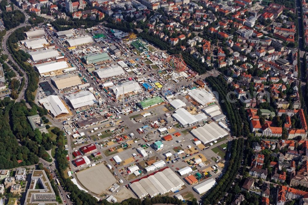 Aerial photograph München - Area of the Munich Oktoberfest and the Central Agricultural Festival ZLF at the Theresienwiese in Munich, Bavaria. Last construction work at the beer tents and rides of the Volksfest known as Wiesn