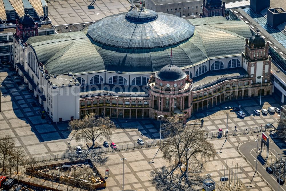 Aerial photograph Frankfurt am Main - Concert hall Festhalle Frankfurt on the Friedrich-Ebert-Anlage in the district Westend in Frankfurt in the state Hesse, Germany