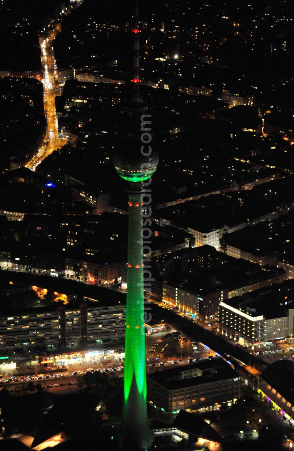 Berlin from the bird's eye view: Nachtaufnahme: Blick auf den Berliner Fernsehturm am Alexanderplatz mit Beleuchtung anläßlich des Festival of Lights. Night Shot: View of the Berlin TV Tower at the Alexanderplatz with illumination at the Festival of Lights.