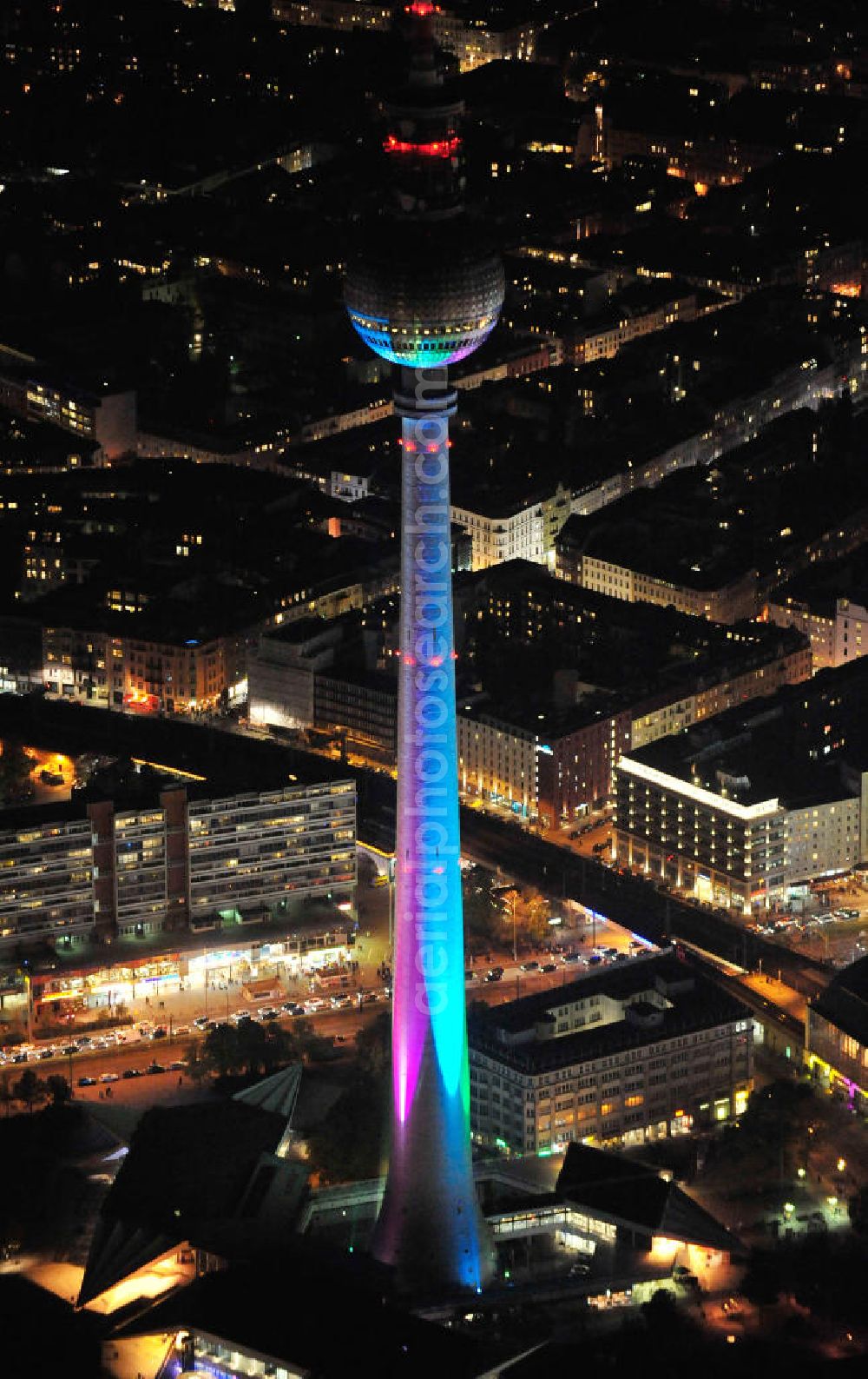 Aerial photograph Berlin - Nachtaufnahme: Blick auf den Berliner Fernsehturm am Alexanderplatz mit Beleuchtung anläßlich des Festival of Lights. Night Shot: View of the Berlin TV Tower at the Alexanderplatz with illumination at the Festival of Lights.