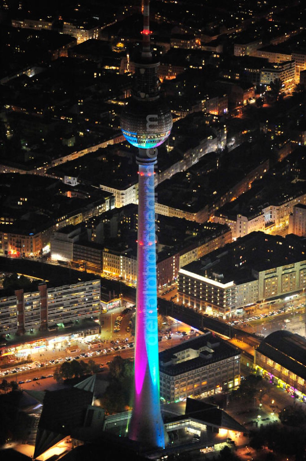 Berlin from above - Nachtaufnahme: Blick auf den Berliner Fernsehturm am Alexanderplatz mit Beleuchtung anläßlich des Festival of Lights. Night Shot: View of the Berlin TV Tower at the Alexanderplatz with illumination at the Festival of Lights.