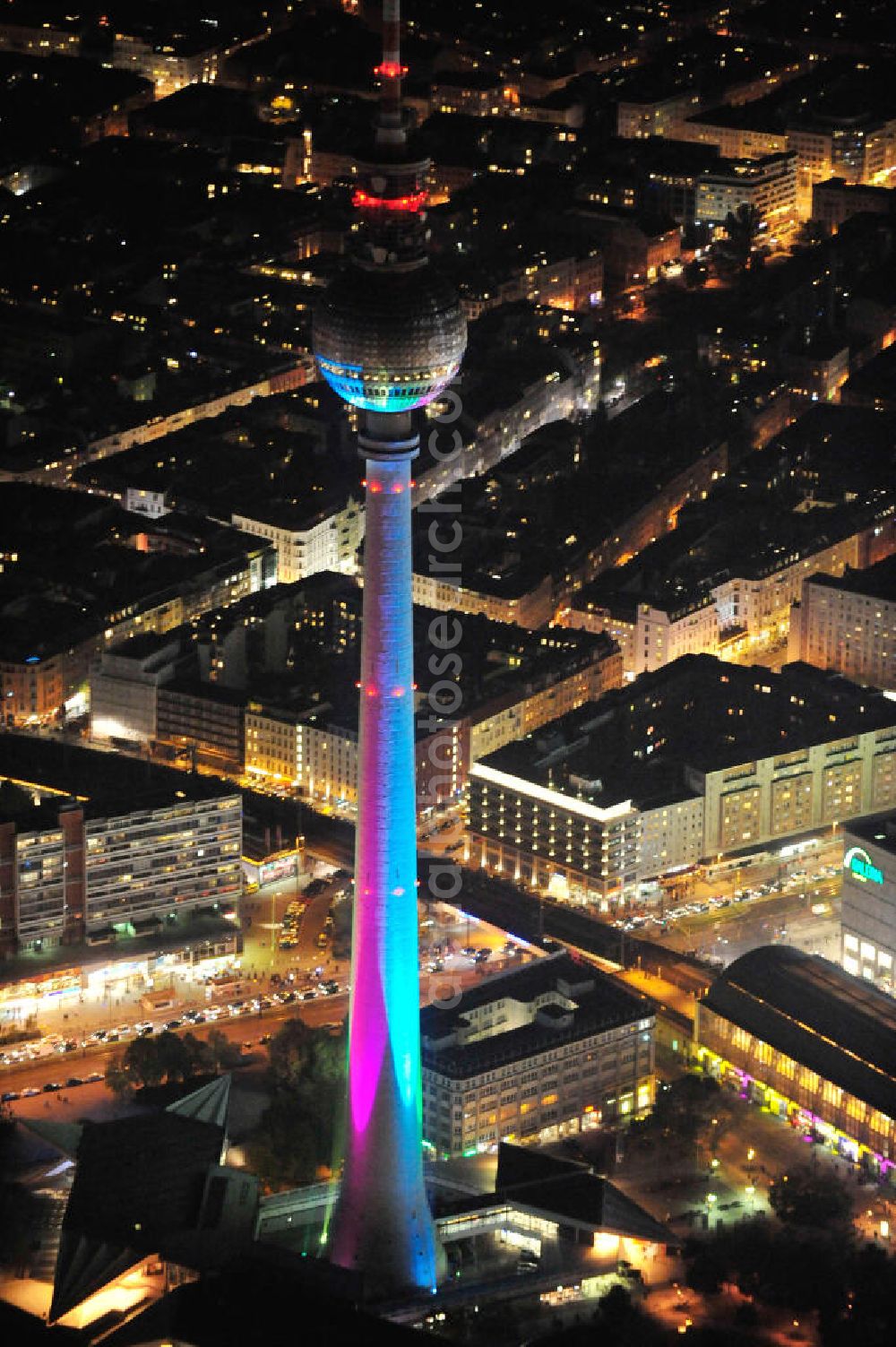 Berlin from the bird's eye view: Nachtaufnahme: Blick auf den Berliner Fernsehturm am Alexanderplatz mit Beleuchtung anläßlich des Festival of Lights. Night Shot: View of the Berlin TV Tower at the Alexanderplatz with illumination at the Festival of Lights.