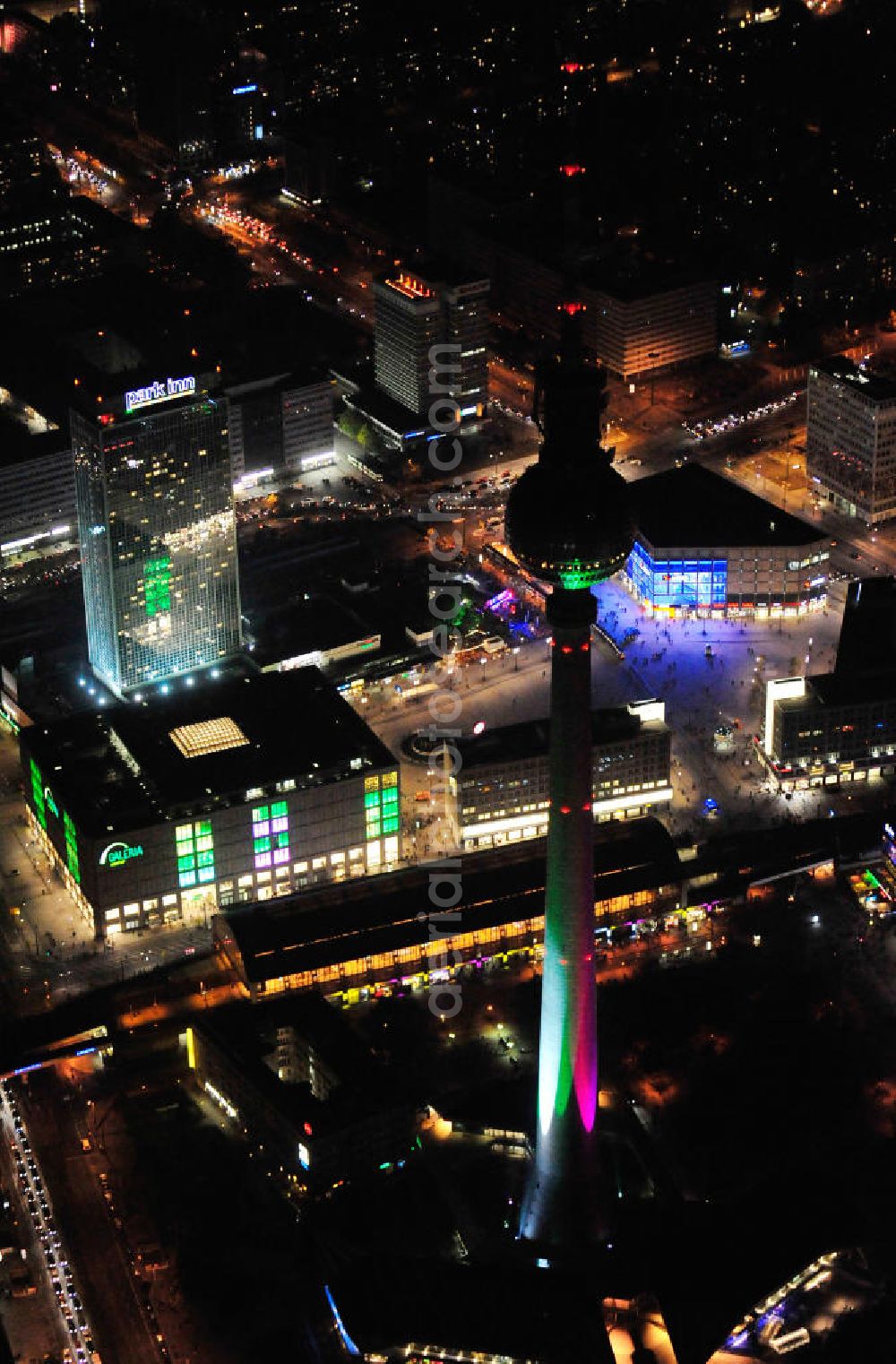 Aerial image Berlin - Nachtaufnahme: Berliner Fernsehturm, Bahnhof, Kaufhaus Galeria Kaufhof, Saturn und das Park Inn Hotel am Alexanderplatz mit Beleuchtung anläßlich des Festival of Lights. Night Shot: View of the Berlin TV Tower, Shopping Mall and Hotel at the Alexanderplatz with illumination at the Festival of Lights.