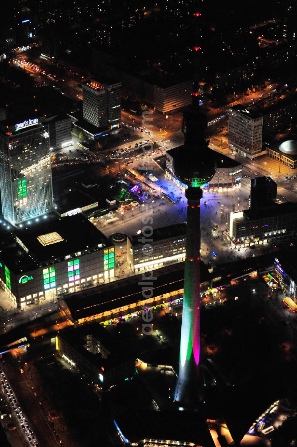 Aerial photograph Berlin - Nachtaufnahme: Berliner Fernsehturm, Bahnhof, Kaufhaus Galeria Kaufhof, Saturn und das Park Inn Hotel am Alexanderplatz mit Beleuchtung anläßlich des Festival of Lights. Night Shot: View of the Berlin TV Tower, Shopping Mall and Hotel at the Alexanderplatz with illumination at the Festival of Lights.