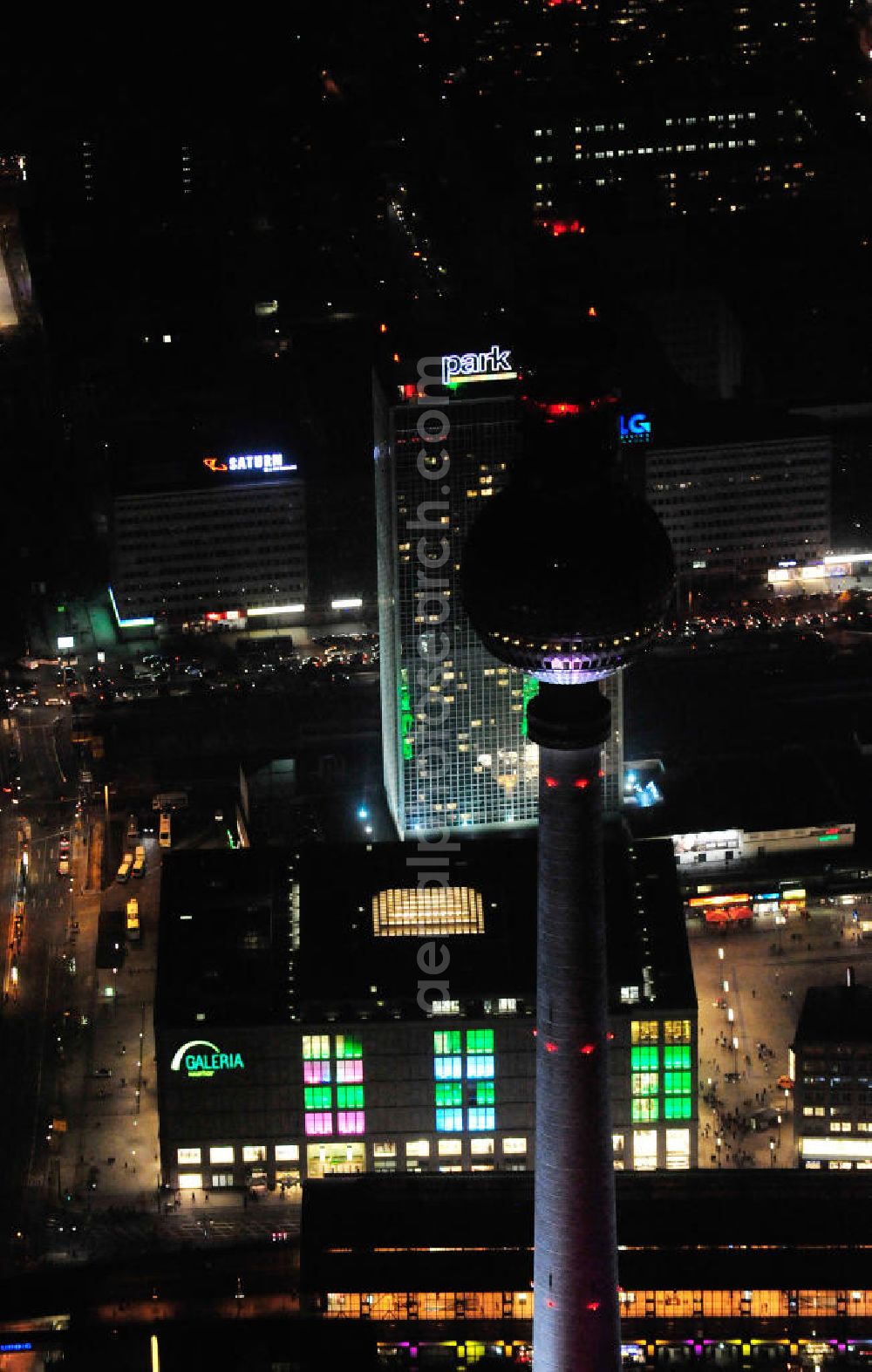 Berlin from above - Nachtaufnahme: Berliner Fernsehturm, Kaufhaus Galeria Kaufhof und das Park Inn Hotel am Alexanderplatz mit Beleuchtung anläßlich des Festival of Lights. Night Shot: View of the Berlin TV Tower, Shopping Mall and Hotel at the Alexanderplatz with illumination at the Festival of Lights.