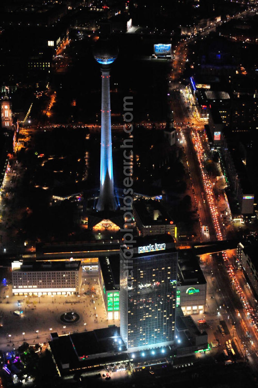 Berlin from above - Nachtaufnahme: Park Inn Hotel, Kaufhaus Galeria Kaufhof, Bahnhof und Berliner Fernsehturm am Alexanderplatz mit Beleuchtung anläßlich des Festival of Lights. Night Shot: View of the Hotel, Shipping Mall and the Berlin TV Tower at the Alexanderplatz with illumination at the Festival of Lights.