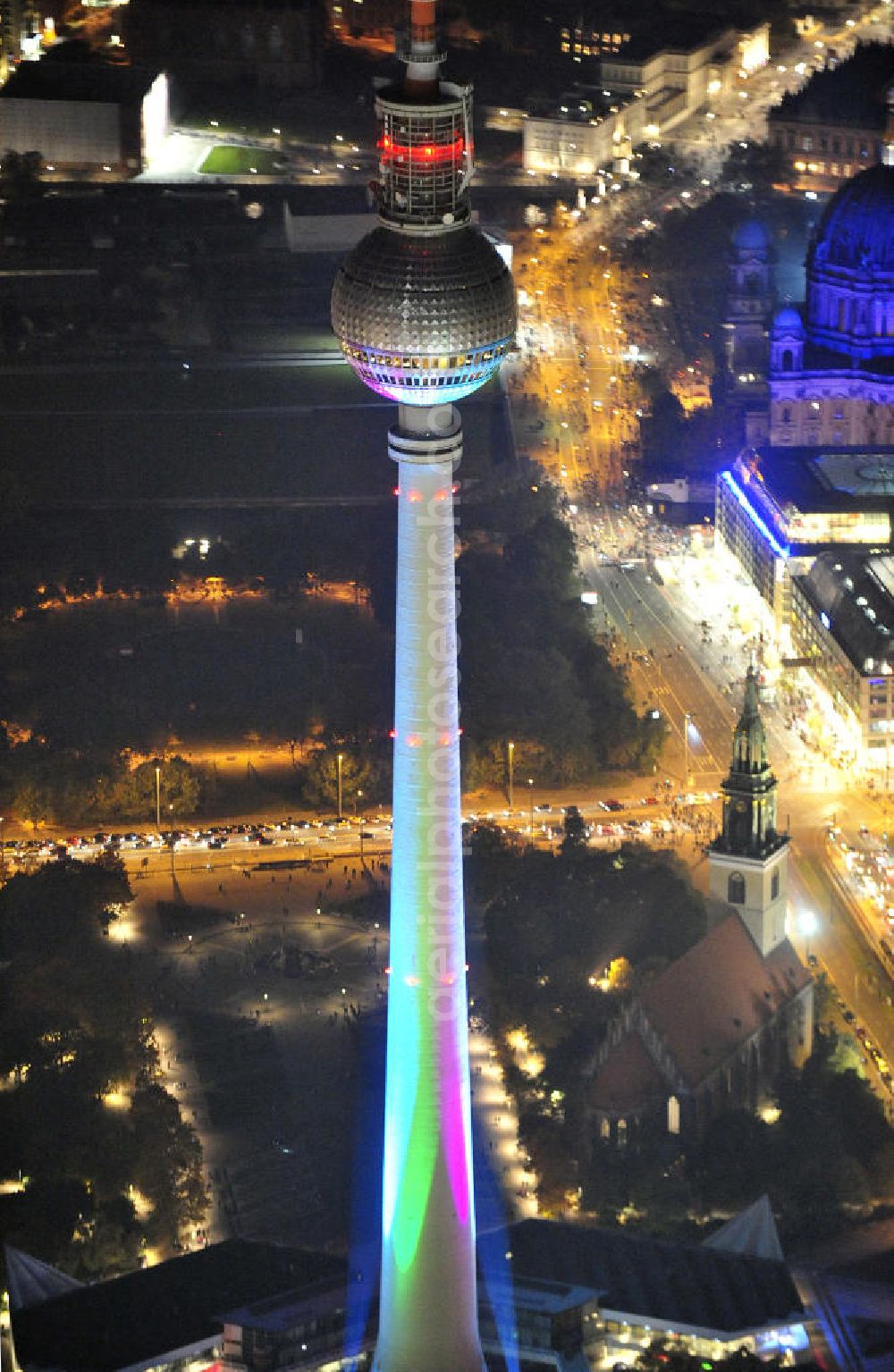 Aerial photograph Berlin - Nachtaufnahme: Blick auf den Berliner Fernsehturm am Alexanderplatz mit Beleuchtung anläßlich des Festival of Lights. Night Shot: View of the Berlin TV Tower at the Alexanderplatz with illumination at the Festival of Lights.