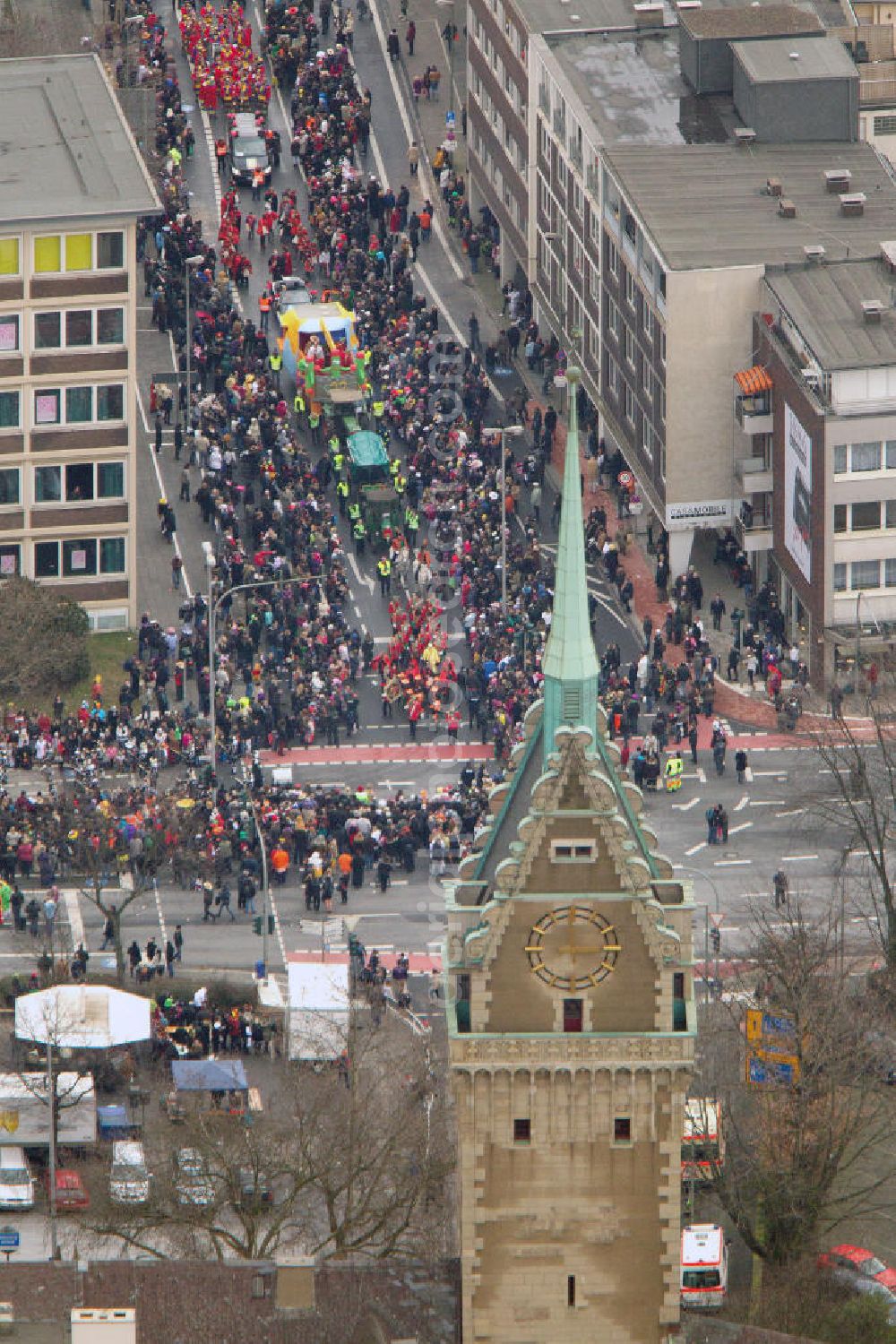 Aerial photograph Duisburg - DUISBURG 02/20/2012 overlooking the street carnival parade in the city of Duisburg in Duisburg at the Theatre Royal, Henry Square