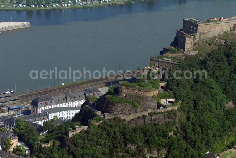 Koblenz from above - Blick auf die Festung Ehrenbreitstein, sie ist eine seit dem 16. Jahrhundert bestehende, ursprünglich kurtrierische, später preußische Befestigungsanlage gegenüber der Moselmündung bei Koblenz.Ihr barocker Vorgängerbau, der auf eine um das Jahr 1000 errichtete Burg zurückging, war zeitweilig Residenz der Kurfürsten von Trier und wurde 1801 von französischen Revolutionstruppen gesprengt. In ihrer heutigen Gestalt wurde die Festung zwischen 1817 und 1828 unter Leitung des preußischen Ingenieur-Offiziers Carl Schnitzler neu errichtet. Von der preußischen Armee bis 1918 militärisch genutzt, diente die Feste Ehrenbreitstein im System der Koblenzer Festungswerke der Sicherung des Mittelrheintals und der Flussübergänge bei Koblenz. Heute ist sie Eigentum des Landes Rheinland-Pfalz und beherbergt das Landesmuseum Koblenz, die Koblenzer Jugendherberge, das Ehrenmal des Heeres sowie verschiedene Verwaltungsstellen. Seit 2002 ist die Festung Teil des UNESCO-Weltkulturerbes „Oberes Mittelrheintal“.