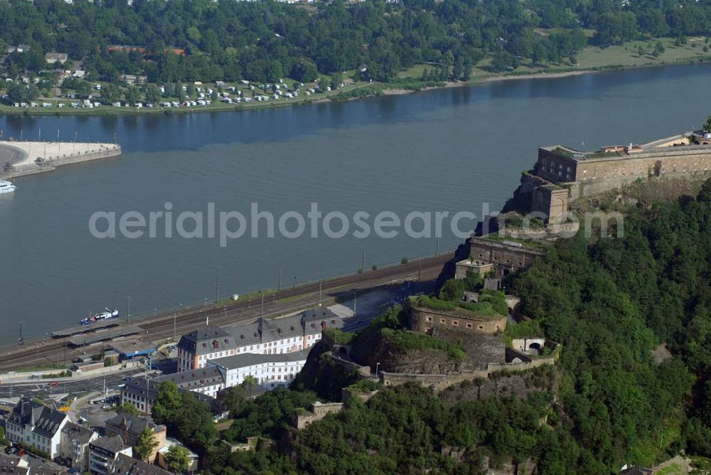 Koblenz from the bird's eye view: Blick auf die Festung Ehrenbreitstein, sie ist eine seit dem 16. Jahrhundert bestehende, ursprünglich kurtrierische, später preußische Befestigungsanlage gegenüber der Moselmündung bei Koblenz.Ihr barocker Vorgängerbau, der auf eine um das Jahr 1000 errichtete Burg zurückging, war zeitweilig Residenz der Kurfürsten von Trier und wurde 1801 von französischen Revolutionstruppen gesprengt. In ihrer heutigen Gestalt wurde die Festung zwischen 1817 und 1828 unter Leitung des preußischen Ingenieur-Offiziers Carl Schnitzler neu errichtet. Von der preußischen Armee bis 1918 militärisch genutzt, diente die Feste Ehrenbreitstein im System der Koblenzer Festungswerke der Sicherung des Mittelrheintals und der Flussübergänge bei Koblenz. Heute ist sie Eigentum des Landes Rheinland-Pfalz und beherbergt das Landesmuseum Koblenz, die Koblenzer Jugendherberge, das Ehrenmal des Heeres sowie verschiedene Verwaltungsstellen. Seit 2002 ist die Festung Teil des UNESCO-Weltkulturerbes „Oberes Mittelrheintal“.