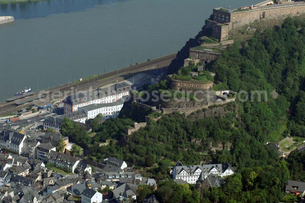 Aerial image Koblenz - Blick auf die Festung Ehrenbreitstein, sie ist eine seit dem 16. Jahrhundert bestehende, ursprünglich kurtrierische, später preußische Befestigungsanlage gegenüber der Moselmündung bei Koblenz.Ihr barocker Vorgängerbau, der auf eine um das Jahr 1000 errichtete Burg zurückging, war zeitweilig Residenz der Kurfürsten von Trier und wurde 1801 von französischen Revolutionstruppen gesprengt. In ihrer heutigen Gestalt wurde die Festung zwischen 1817 und 1828 unter Leitung des preußischen Ingenieur-Offiziers Carl Schnitzler neu errichtet. Von der preußischen Armee bis 1918 militärisch genutzt, diente die Feste Ehrenbreitstein im System der Koblenzer Festungswerke der Sicherung des Mittelrheintals und der Flussübergänge bei Koblenz. Heute ist sie Eigentum des Landes Rheinland-Pfalz und beherbergt das Landesmuseum Koblenz, die Koblenzer Jugendherberge, das Ehrenmal des Heeres sowie verschiedene Verwaltungsstellen. Seit 2002 ist die Festung Teil des UNESCO-Weltkulturerbes „Oberes Mittelrheintal“.