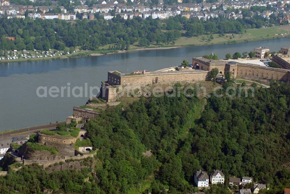 Aerial photograph Koblenz - Blick auf die Festung Ehrenbreitstein, sie ist eine seit dem 16. Jahrhundert bestehende, ursprünglich kurtrierische, später preußische Befestigungsanlage gegenüber der Moselmündung bei Koblenz.Ihr barocker Vorgängerbau, der auf eine um das Jahr 1000 errichtete Burg zurückging, war zeitweilig Residenz der Kurfürsten von Trier und wurde 1801 von französischen Revolutionstruppen gesprengt. In ihrer heutigen Gestalt wurde die Festung zwischen 1817 und 1828 unter Leitung des preußischen Ingenieur-Offiziers Carl Schnitzler neu errichtet. Von der preußischen Armee bis 1918 militärisch genutzt, diente die Feste Ehrenbreitstein im System der Koblenzer Festungswerke der Sicherung des Mittelrheintals und der Flussübergänge bei Koblenz. Heute ist sie Eigentum des Landes Rheinland-Pfalz und beherbergt das Landesmuseum Koblenz, die Koblenzer Jugendherberge, das Ehrenmal des Heeres sowie verschiedene Verwaltungsstellen. Seit 2002 ist die Festung Teil des UNESCO-Weltkulturerbes „Oberes Mittelrheintal“.