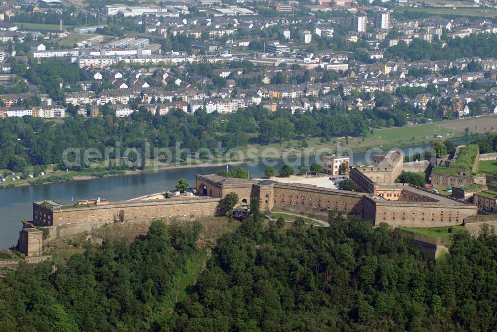 Koblenz from above - Blick auf die Festung Ehrenbreitstein, sie ist eine seit dem 16. Jahrhundert bestehende, ursprünglich kurtrierische, später preußische Befestigungsanlage gegenüber der Moselmündung bei Koblenz.Ihr barocker Vorgängerbau, der auf eine um das Jahr 1000 errichtete Burg zurückging, war zeitweilig Residenz der Kurfürsten von Trier und wurde 1801 von französischen Revolutionstruppen gesprengt. In ihrer heutigen Gestalt wurde die Festung zwischen 1817 und 1828 unter Leitung des preußischen Ingenieur-Offiziers Carl Schnitzler neu errichtet. Von der preußischen Armee bis 1918 militärisch genutzt, diente die Feste Ehrenbreitstein im System der Koblenzer Festungswerke der Sicherung des Mittelrheintals und der Flussübergänge bei Koblenz. Heute ist sie Eigentum des Landes Rheinland-Pfalz und beherbergt das Landesmuseum Koblenz, die Koblenzer Jugendherberge, das Ehrenmal des Heeres sowie verschiedene Verwaltungsstellen. Seit 2002 ist die Festung Teil des UNESCO-Weltkulturerbes „Oberes Mittelrheintal“.