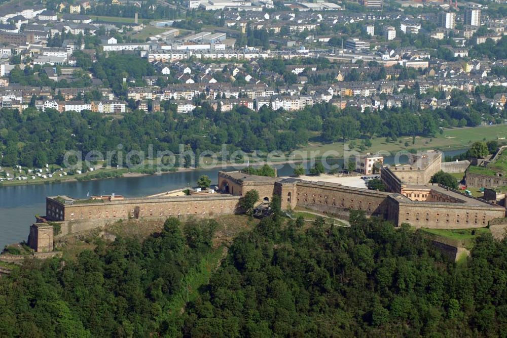 Koblenz from the bird's eye view: Blick auf die Festung Ehrenbreitstein, sie ist eine seit dem 16. Jahrhundert bestehende, ursprünglich kurtrierische, später preußische Befestigungsanlage gegenüber der Moselmündung bei Koblenz.Ihr barocker Vorgängerbau, der auf eine um das Jahr 1000 errichtete Burg zurückging, war zeitweilig Residenz der Kurfürsten von Trier und wurde 1801 von französischen Revolutionstruppen gesprengt. In ihrer heutigen Gestalt wurde die Festung zwischen 1817 und 1828 unter Leitung des preußischen Ingenieur-Offiziers Carl Schnitzler neu errichtet. Von der preußischen Armee bis 1918 militärisch genutzt, diente die Feste Ehrenbreitstein im System der Koblenzer Festungswerke der Sicherung des Mittelrheintals und der Flussübergänge bei Koblenz. Heute ist sie Eigentum des Landes Rheinland-Pfalz und beherbergt das Landesmuseum Koblenz, die Koblenzer Jugendherberge, das Ehrenmal des Heeres sowie verschiedene Verwaltungsstellen. Seit 2002 ist die Festung Teil des UNESCO-Weltkulturerbes „Oberes Mittelrheintal“.