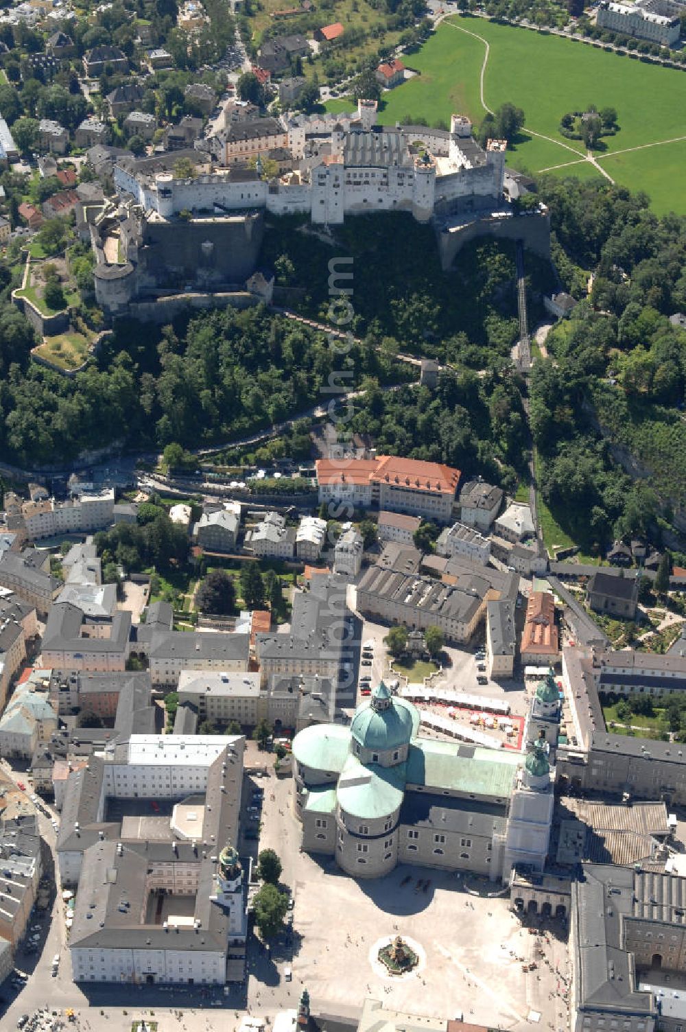 SALZBURG from above - Die 900 Jahre alte Festung Hohensalzburg, das Wahrzeichen der Stadt, ist Europas größte und noch am besten erhaltene Burganlage. Heute gilt sie als Europas größte Festungsanlage mit mehr als 14.000 m² Baufläche. Salzburg 2007/07/14 Festung Hohensalzburg is a castle in the Austrian city of Salzburg. It sits on Festungberg hill. With a length of 250 meters and a width of 150 meters, it is one of the largest medieval castles in Europe.