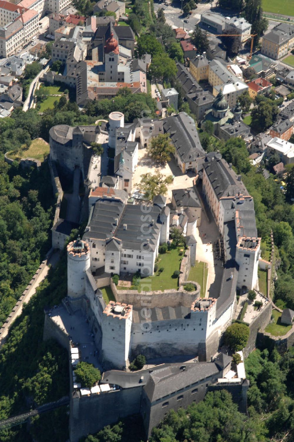 SALZBURG from above - Die 900 Jahre alte Festung Hohensalzburg, das Wahrzeichen der Stadt, ist Europas größte und noch am besten erhaltene Burganlage. Heute gilt sie als Europas größte Festungsanlage mit mehr als 14.000 m² Baufläche. Salzburg 2007/07/14 Festung Hohensalzburg is a castle in the Austrian city of Salzburg. It sits on Festungberg hill. With a length of 250 meters and a width of 150 meters, it is one of the largest medieval castles in Europe.