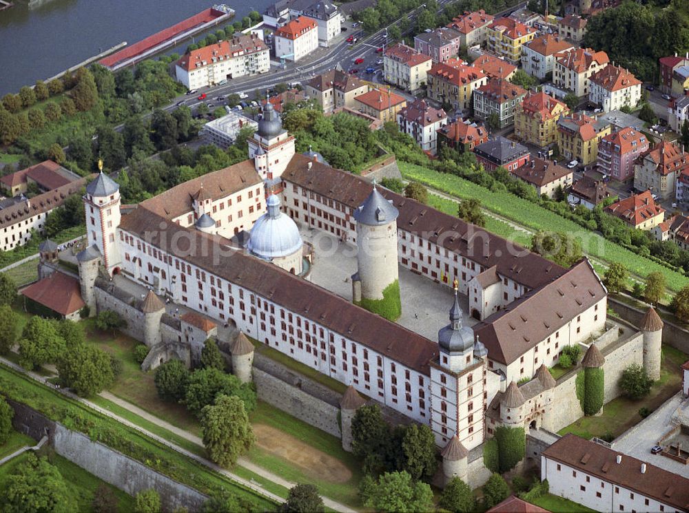 Würzburg from above - Blick auf die Festung Marienberg in Würzburg, Unterfranken, am Ufer des Main. Das beherrschende Wahrzeichen von Würzburg erbhebt sich auf einer Bergzunge fast 100 m über dem Main. 1990 war die Festung Teil der Landesgartenschau / Laga. 1201 wurde mit dem Bau der Festung begonnen. Heute beherbergt es das Mainfränkische Museum. Kontakt: Mainfränkisches Museum Würzburg mit Stadtgeschichtlicher Abteilung im Fürstenbaumuseum, Festung Marienberg, Oberer Burgweg, 97082 Würzburg, Tel. +49(0)931 20594-0, Fax -56, sekretariat@mainfraenkisches-museum.de