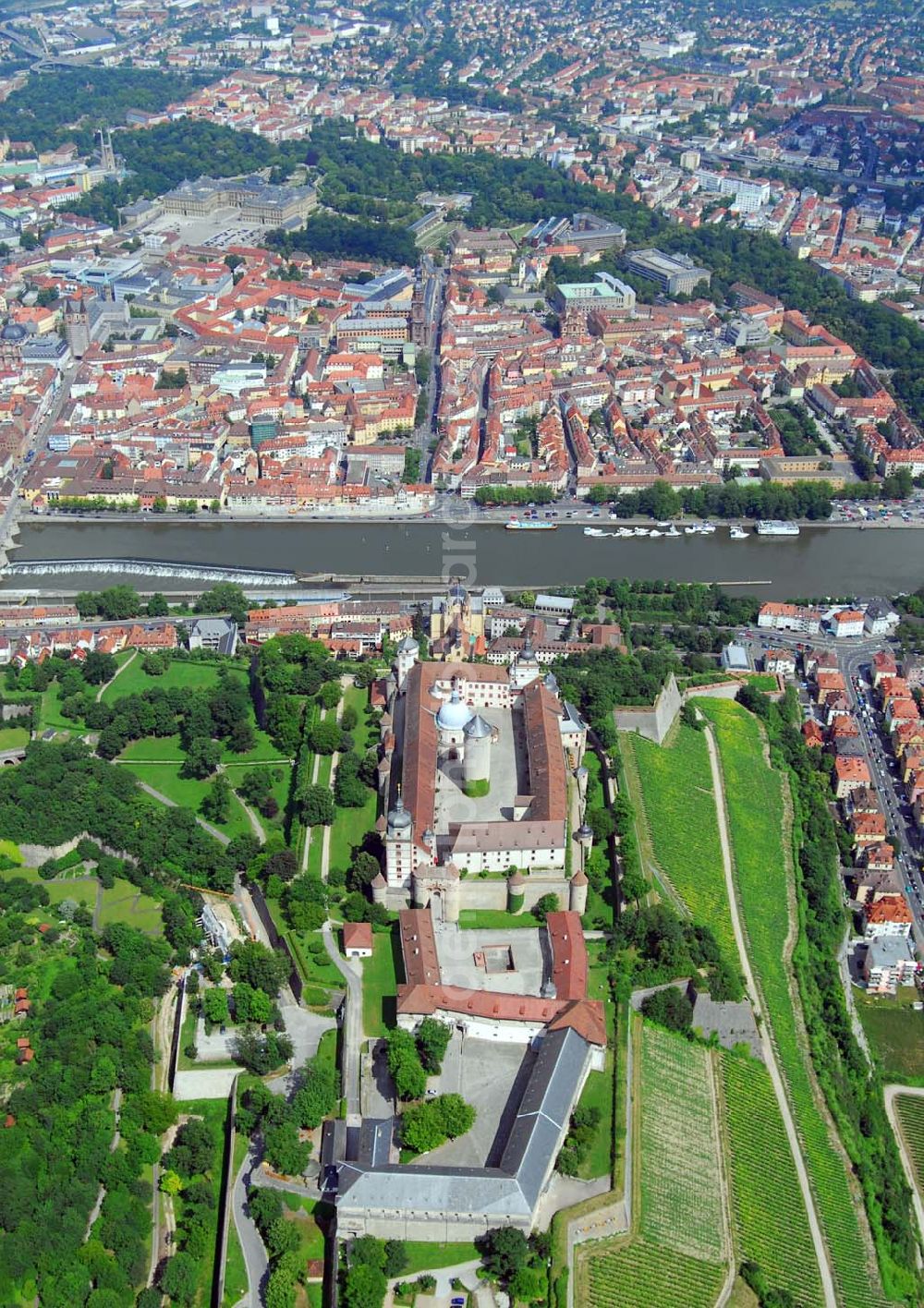 Würzburg from the bird's eye view: Blick auf die Festung Marienberg mit dem Fürstenbaumuseum. Adresse: Festung Marienberg Nr. 239, 97082 Würzburg. Tel.: (0931) 355 17-50 Weitere Informationen zu erhalten bei der Schloß- und Gartenverwaltung Würzburg im Residenzplatz 2 Tor B in Würzburg.