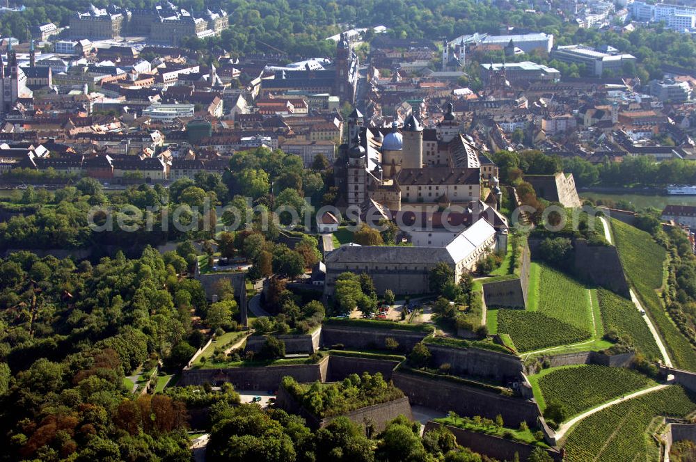 Würzburg from the bird's eye view: Blick auf die Festung Marienberg mit Museen in Würzburg. Die Festung wurde im Laufe der Geschichte mehrfach umgebaut. Die ältesten noch erhaltenen Teile sind von 704. Bei der Bombardierung Würzburgs am 16. März 1945 wurde die Festung stark beschädigt und ab 1950 wieder aufgebaut. Heute beherbergt sie das Mainfränkische Museum Würzburg sowie das Fürstenbaumuseum. Kontakt Festung: Festung Marienberg, Nr. 239, 97082 Würzburg, Tel. +49(0)931 3551750; Kontakt Museen: Mainfränkisches Museum Würzburg, Festung Marienberg, Oberer Burgweg, 97082 Würzburg, Tel. +49(0)931 20594 0, Fax +49(0)931 20594 56, Email: sekretariat@mainfraenkisches-museum.de